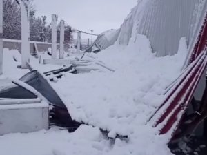 Kahramanmaraş’ta Kar Nedeniyle Kapalı Pazarın Çatısı Çöktü