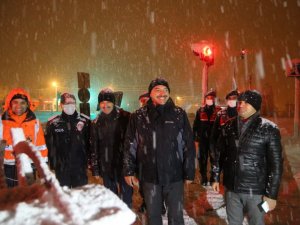 Gece Lapa Lapa Yağan Karda Ekipler Biran Olsun Uyumadı