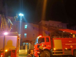 Fethiye’de Çatı Yangını Büyümeden Söndürüldü