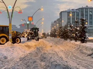 Ağrı’da Bir Buçuk Metreyi Bulan Kar, Ekipler Tarafından Temizleniyor