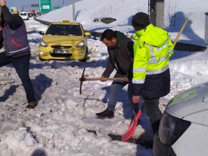 Kuzey Marmara Otoyolu’nda Bıraktıkları Araçlarını Kazma Kürekle Kurtardılar