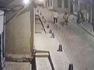 Beyoğlu’nda Kadına Saldırı Anları: Şişeyle Kafasına Vurdu, Çelme Taktı Ve Yumrukla Saldırdı