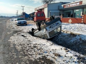 Buzlanan Yolda Kayan Araç Takla Attı