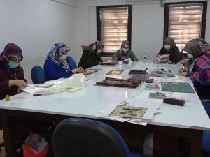 Ev Kadınları Hem Öğreniyor Hem De Ev Ekonomisine Katkı Sağlıyor