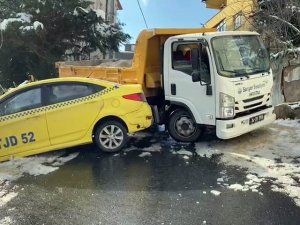 Sarıyer’de Kaza Yapan Taksilere Belediye Aracı Çarptı