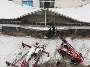 Amasya’da Kara Dayanamayan Otogar Çatısı Çöktü