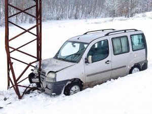 Hafif Ticari Araç Yüksek Gerilim Direğine Çarptı, 2 Kişi Yaralandı