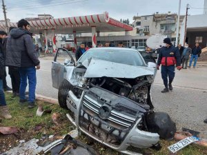 Otomobil Refüjdeki Ağaca Çarptı: 1 Yaralı