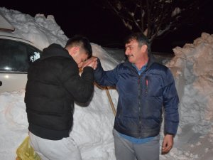 Kar Nedeniyle Evine Gidemeyen Öğrenciyi Kaymakam Evine Ulaştırdı
