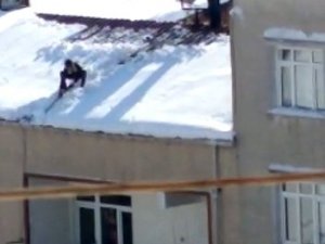 Çocuğu İple Bağlayıp Çatıdaki Karı Temizletti