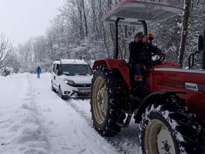 Evde Sağlık Ekipleri Yolda Kaldı, Pansuman Yaptıkları Hastanın Yakını Onları Kurtardı