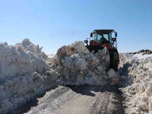 Şanlıurfa’da Karla Kaplı Köy Yolları Bir Bir Açıldı