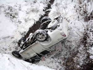 Karlı Yolda Kamyonet Köprüden Düştü: 1 Ölü, 3 Yaralı