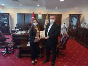 Edirne’de Doktora Öğrencisi Kitabını Rektör Tabakoğlu’na Takdim Etti