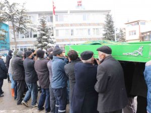 Evinde Boğazı Kesilmiş Vaziyette Bulunan Kadın Toprağa Verildi