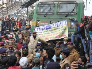 Hindistan’da Protestocular Treni Ateşe Verdi