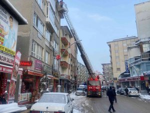 İ̇tfaiye Ekipleri Buz Sarkıtlarını Temizledi