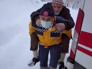 Fedakar Sağlık Görevlisi 79 Yaşındaki Hastayı Sırtında Taşıdı