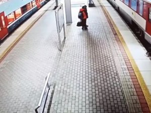 Slovakya’da Trenin Altına Düşen Kadın Son Anda Kurtarıldı