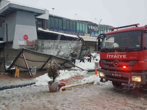 Kar Yığınını Taşıyamayan Tente Polisin Üstüne Çöktü