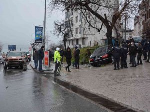 İ̇ki Otomobil Kafa Kafaya Çarpıştı, Kaza Anı Kamerada