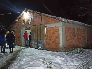 Ahırda Başından Tüfekle Vurulmuş Halde Bulundu