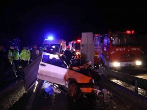 Bariyerlere Ok Gibi Saplanan Otomobil Hurdaya Döndü: 4 Yaralı