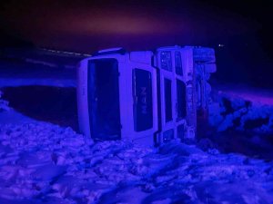 Tır Şarampole Devrildi, 10 Ton Süt Yola Döküldü
