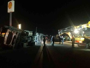 Virajı Almayan Pamuk Yüklü Tır Yol Kenarına Devrildi