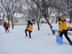 Sağlık Ekipleri Karlı Yolları Aşarak Covid-19 Aşısı Yapıyor