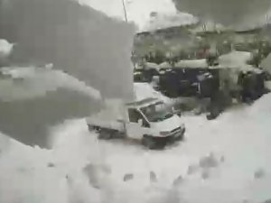 Bingöl’de Saniyelerle Kar Kütlesinden Kurtuluş Güvelik Kamerasına Yansıdı