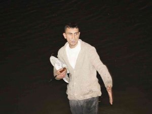 Bekçilerden Kaçarken Sulama Kanalına Girdi, Etrafı Çevrilince Bıçak Çıkarıp Direndi