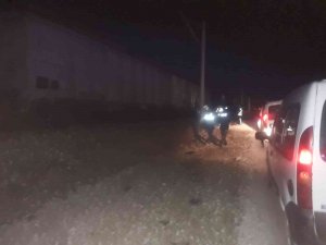 Rayların Üzerine Park Edilen Otomobile Yük Treni Çarptı