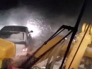 Tipide Araçlarıyla Mahsur Kalan Vatandaşları Karla Mücadele Ekipleri Kurtardı