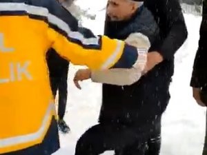Balta İle Ayağını Kesen Şahsa Paletli Ambulans Ulaştı