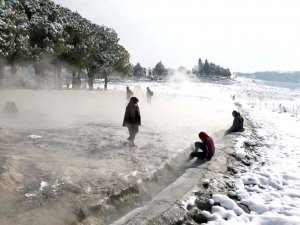 Kar Beyaz Cennet Pamukkale’nin Güzelliğine Güzellik Kattı