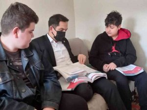 Kaymakam İ̇pek, Ara Tatildeki Öğrencileri Evlerinde Ziyaret Ediyor