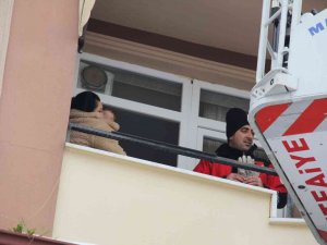 1.5 Yaşındaki Çocuğun Yaramazlığı, Annesini Balkonda Mahsur Bıraktı