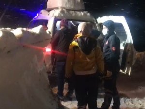 Kardan Yolu Kapanan Köydeki Hasta 5 Saatte Paletli Ambulansla Alınıp, Hastaneye Ulaştırıldı