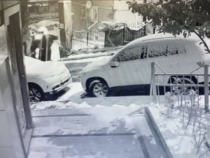Kağıthane’de Kaldırıma Çarpan Panelvan Devrildi