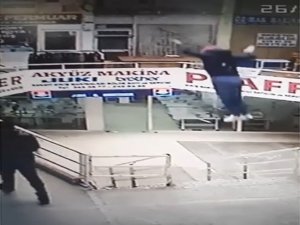 İ̇ş Hanının İkinci Katından Düştü