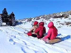 Yollar Buz Pistine Dönünce Vatandaş Traktörle Sörf Yaptı