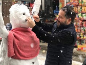 Kardan Adama Sokak Ortasında ’Sinekkaydı’ Tıraş