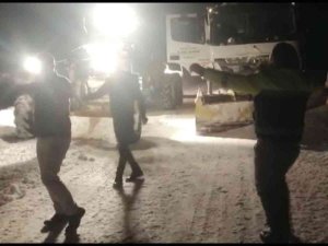 Yozgat’ta 247 Köy Yolunu Ulaşıma Açtılar, Sevinçlerini Oyun Havası Eşliğinde Gösterdiler