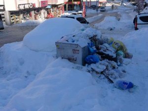 Yozgat’ta Yollar Ve Kaldırımlar Çöp Yığınıyla Doldu