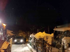 Karla Kaplı Yolda Araç İçinde Mahsur Kaldılar