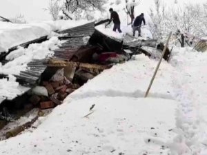 Elazığ’da Kardan Üç Evin Çatısı Çöktü