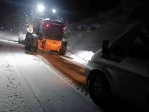 Siirt’te Karda Mahsur Kalan 3 Araç Kurtarıldı