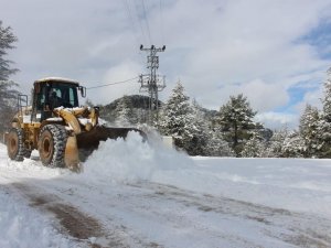 Antalya’da Kardan Kapanan Yollarda Çalışma