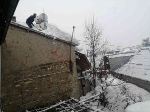 Arıcak’ta Vatandaşlar, Çatılarda Biriken Kar Birikintilerini Temizledi